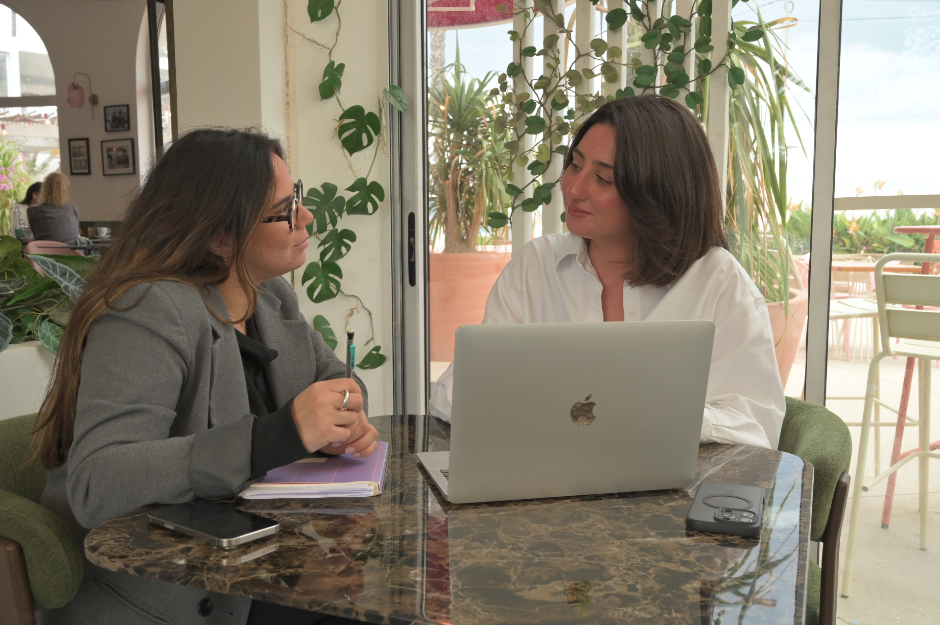 Sarah Chemla en rendez-vous avec une cliente